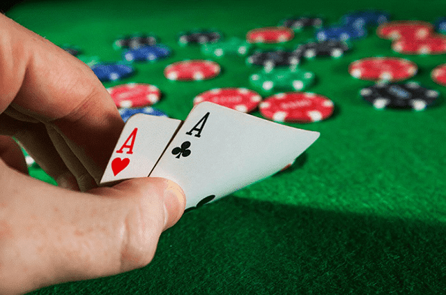 Nhận một tay bài đôi Blackjack thì nên làm gì