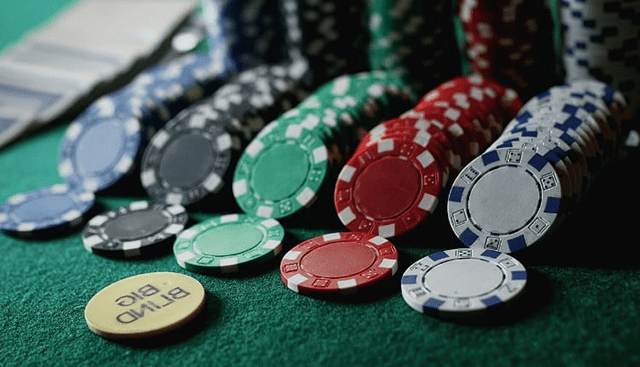 Có thể dùng được chiến lược Poker cơ bản nào cho biến thể All American Poker?