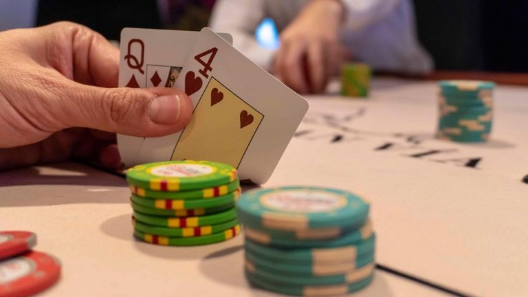 Những kỹ năng đánh bài Poker cần có để đảm bảo không thua tiền cho đối thủ